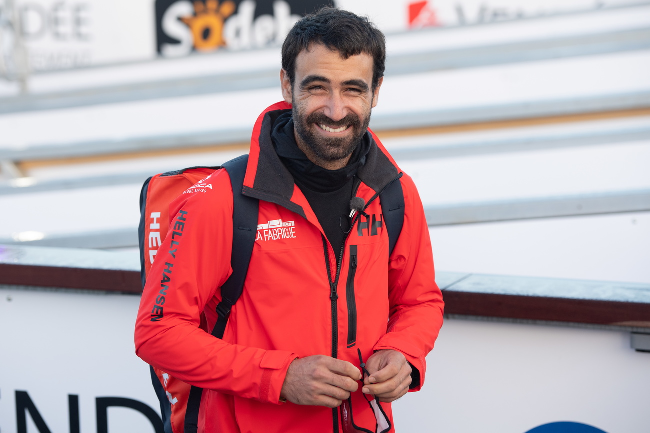 Un navigateur devant son voilier