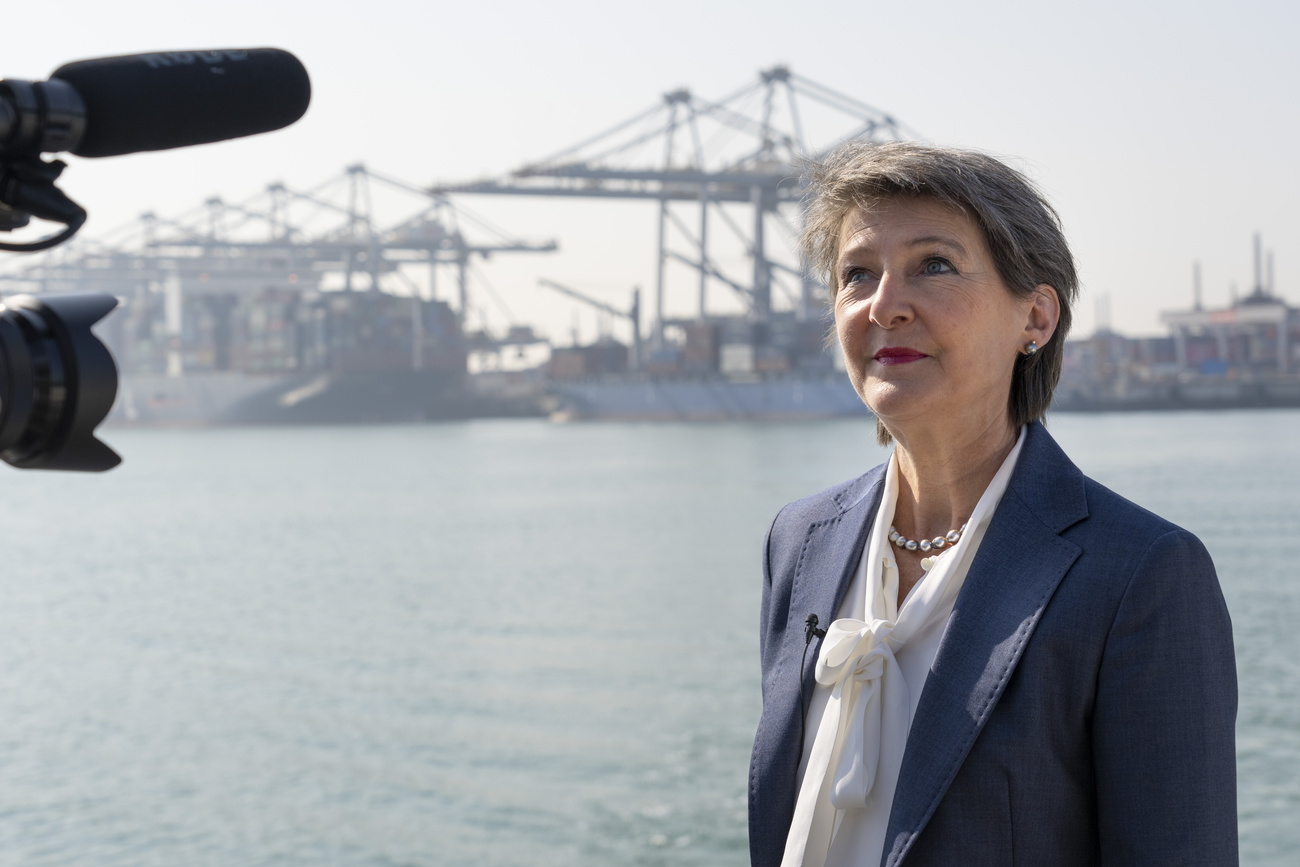 Simonetta Sommaruga no porto de Rotterdam