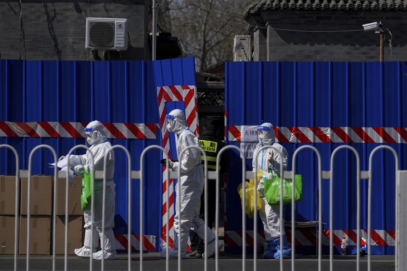 Tre operatori sanitari a Shanghai completamente bardati come all inizio della pandemia.