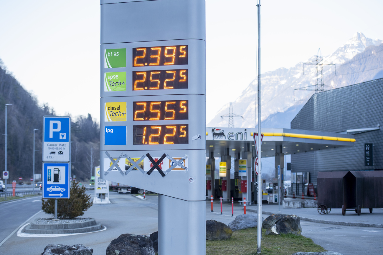 Una pompa di benzina con indicati i prezzi ben al di sopra di 2 franchi al litro.