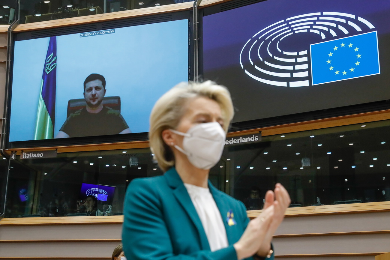 Zelensky in videoconferenza a in primo piano Ursula von der Leyen.