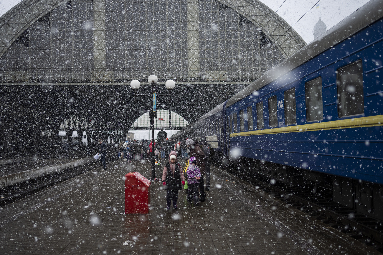 Flüchtende an einem Bahnhof in Kiew