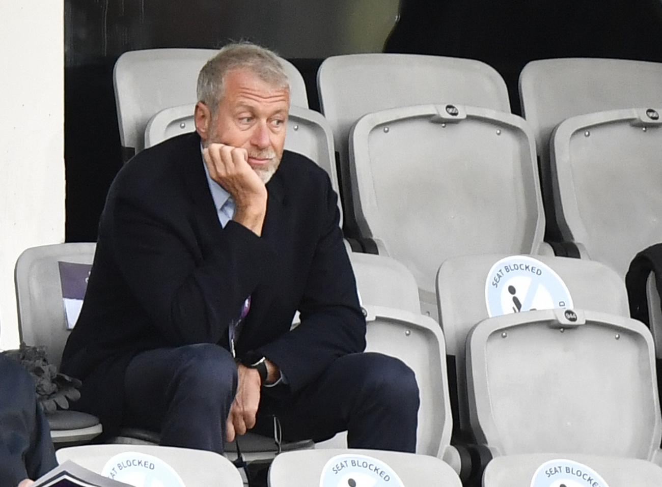 Abramovich parecendo pensativo