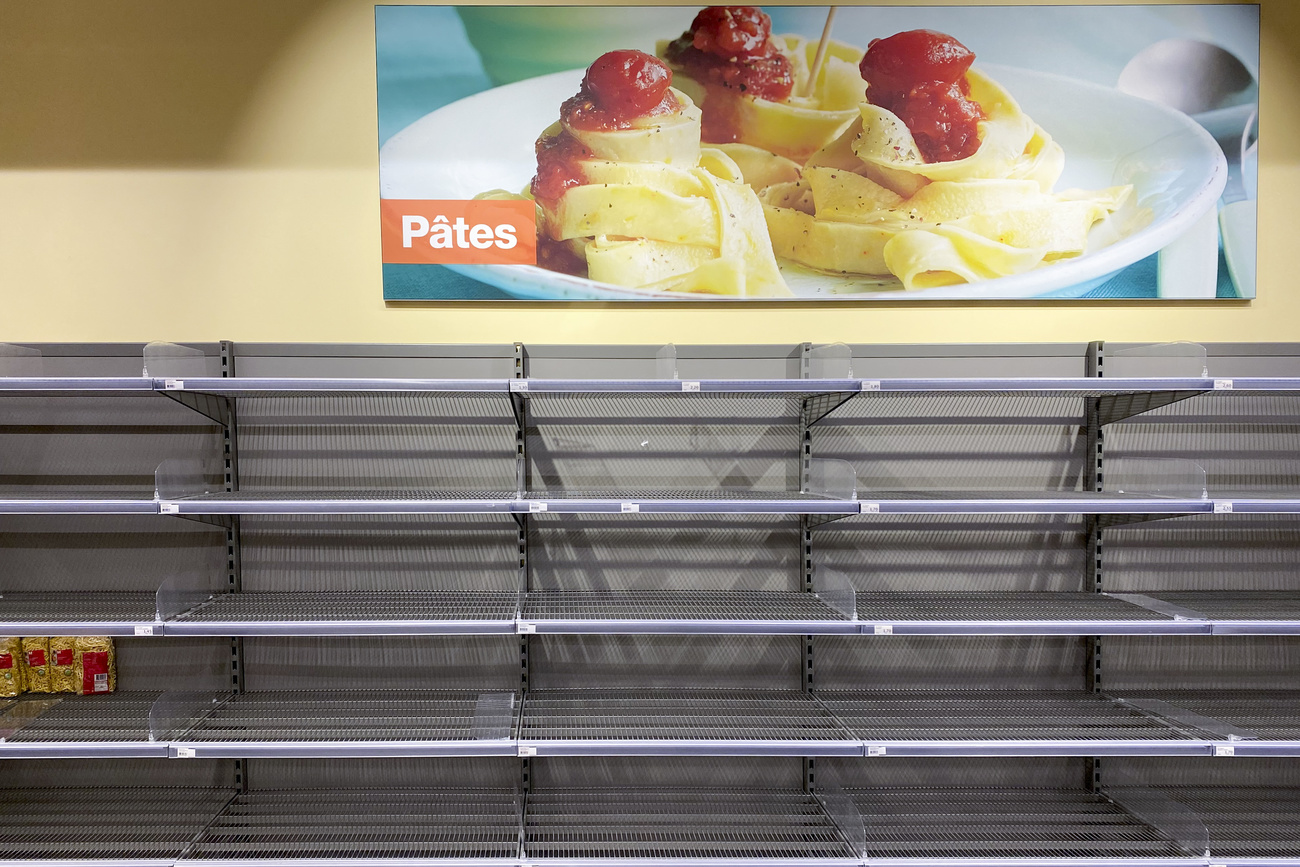 Uno scaffale vuoto in un supermercato in Svizzera.
