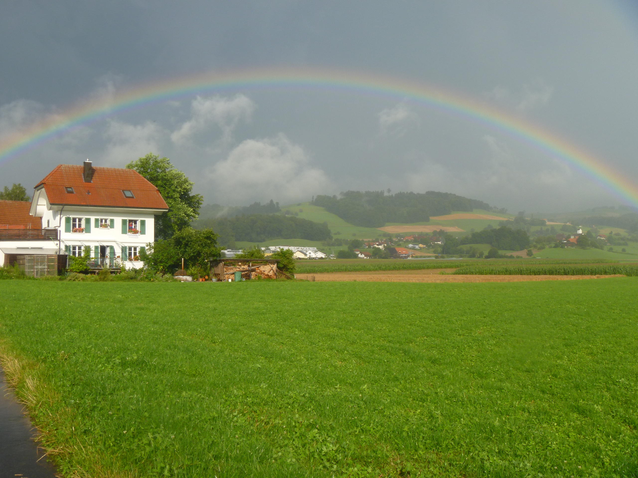 Regenbogen über Bauernhof