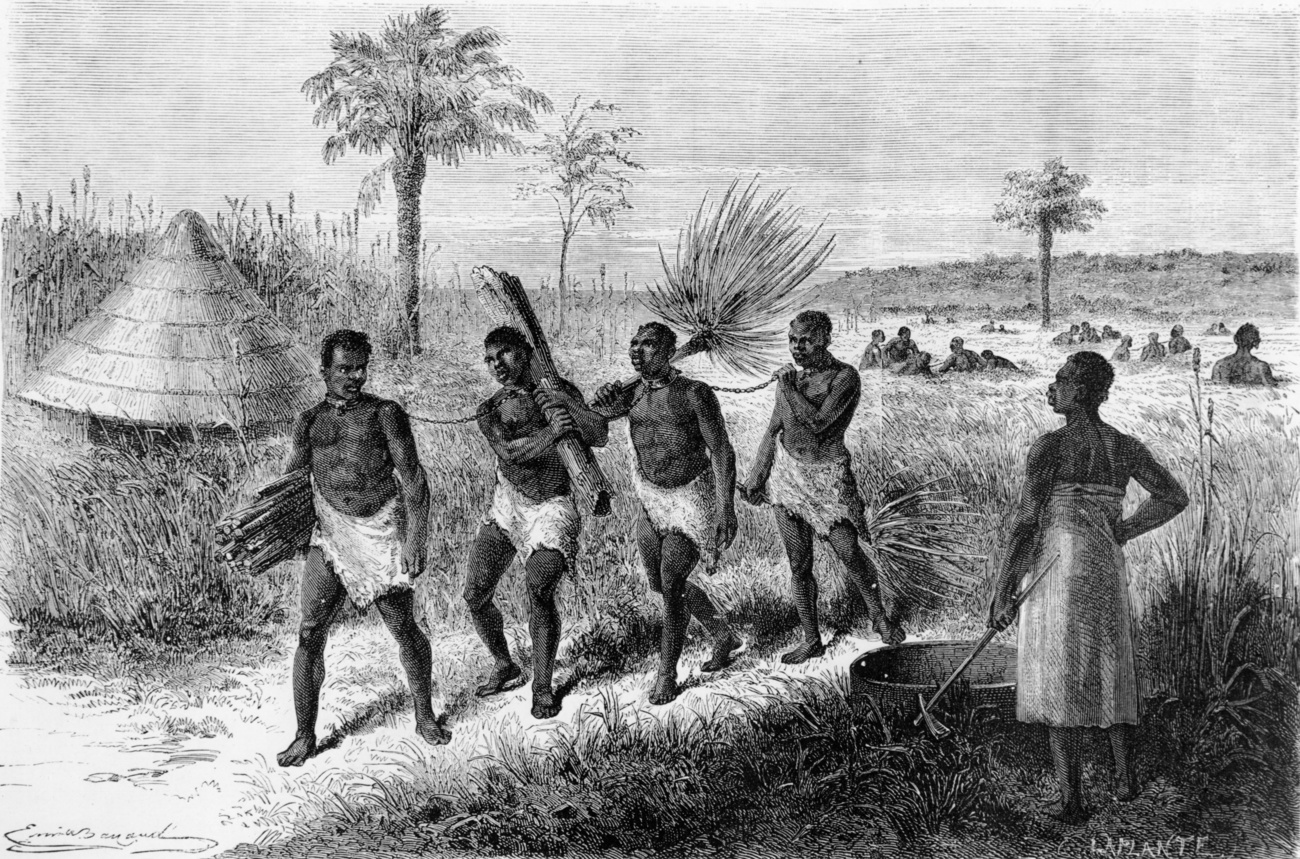 （仮訳：薪を切り出し運ぶウニャムエジの奴隷たち）」木版画 1864年 原画Emile Antoine Bayard（1837－1891）
