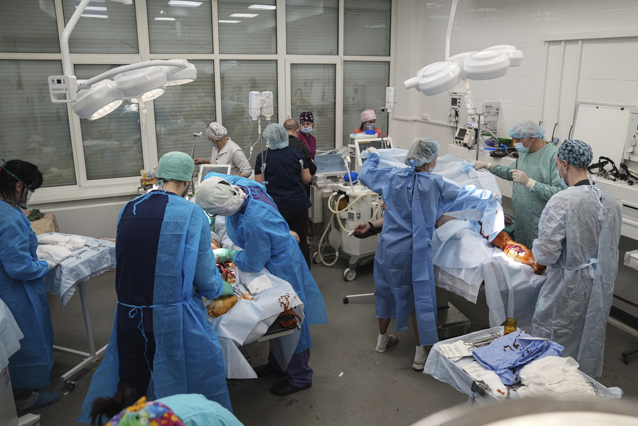 Voller Operationssaal in einem ukrainischen Spital