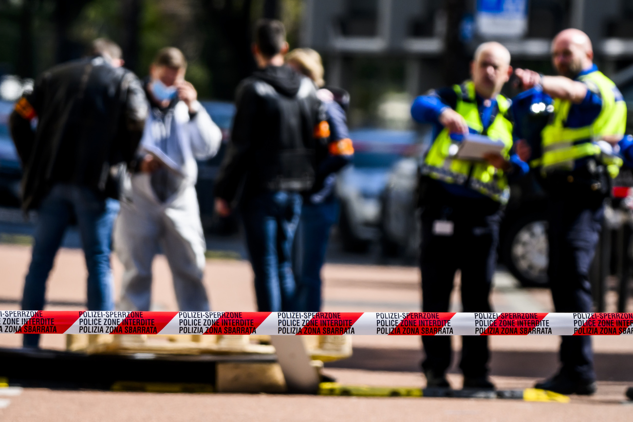 La zona dove sono stati ritrovati i cinque corpi, sbarrata dalla polizia.