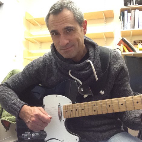 Dario Floreano con una guitarra acústica