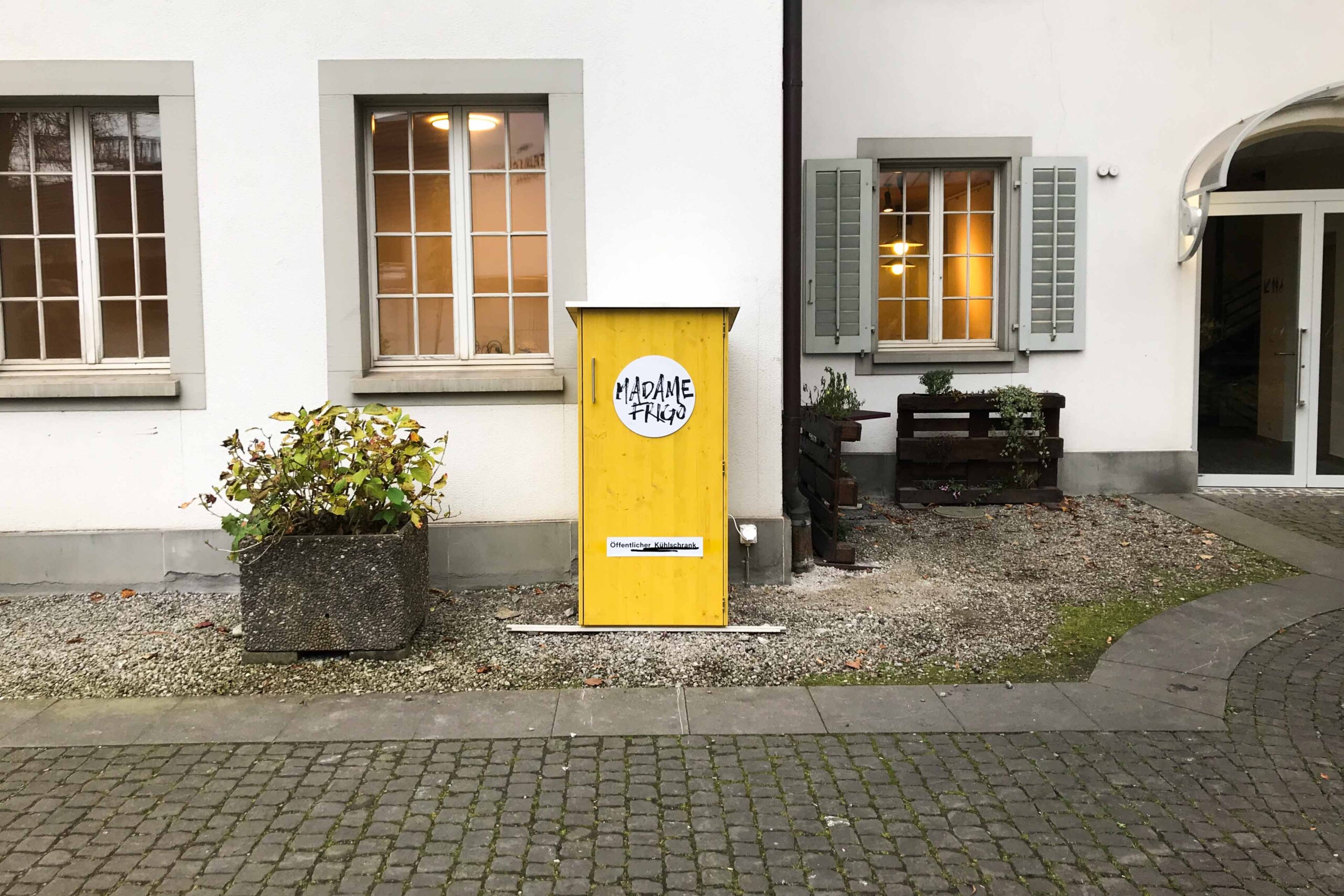 Frigo jaune dans une rue