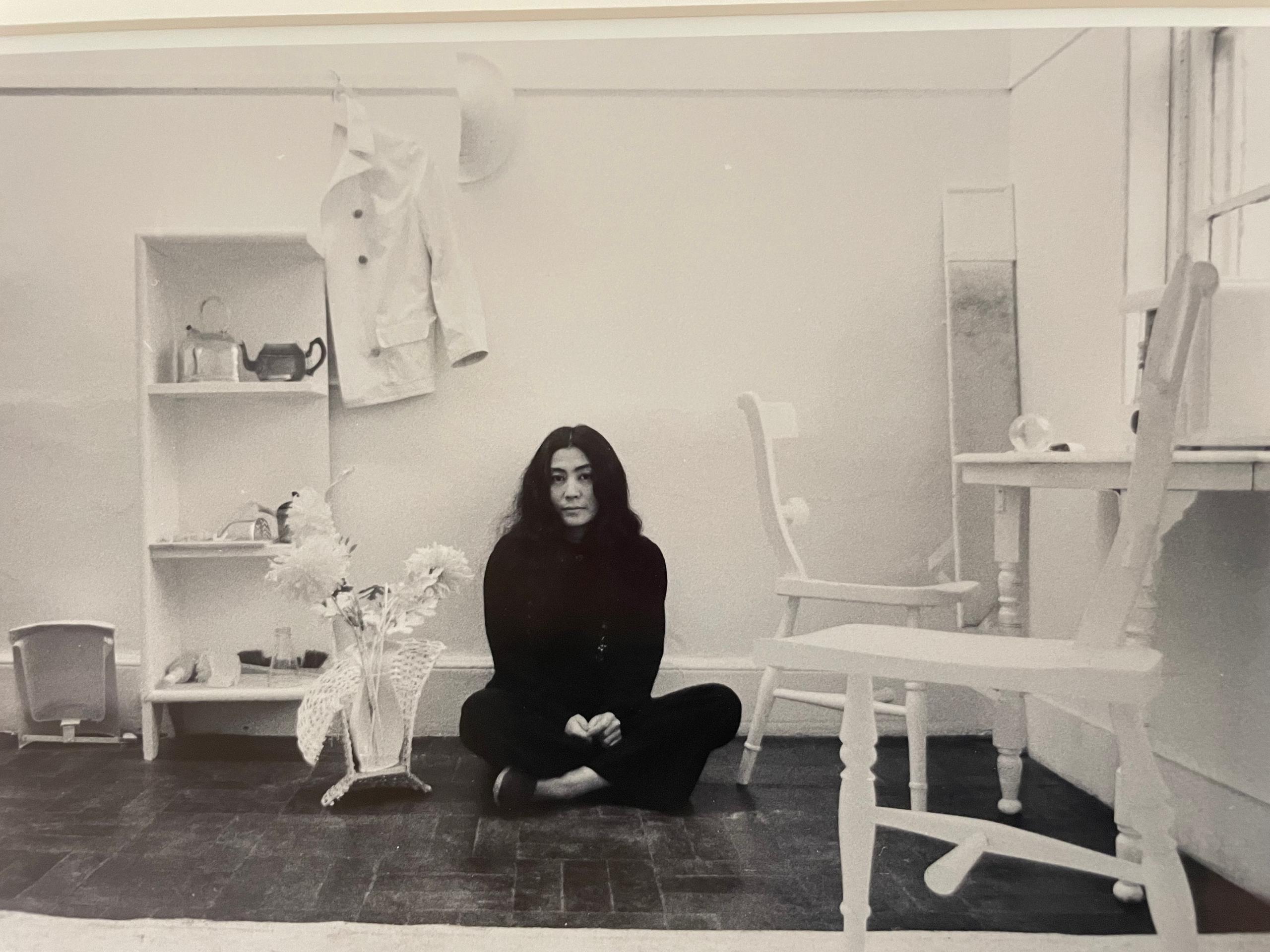 Yoko Ono assise dans une pièce