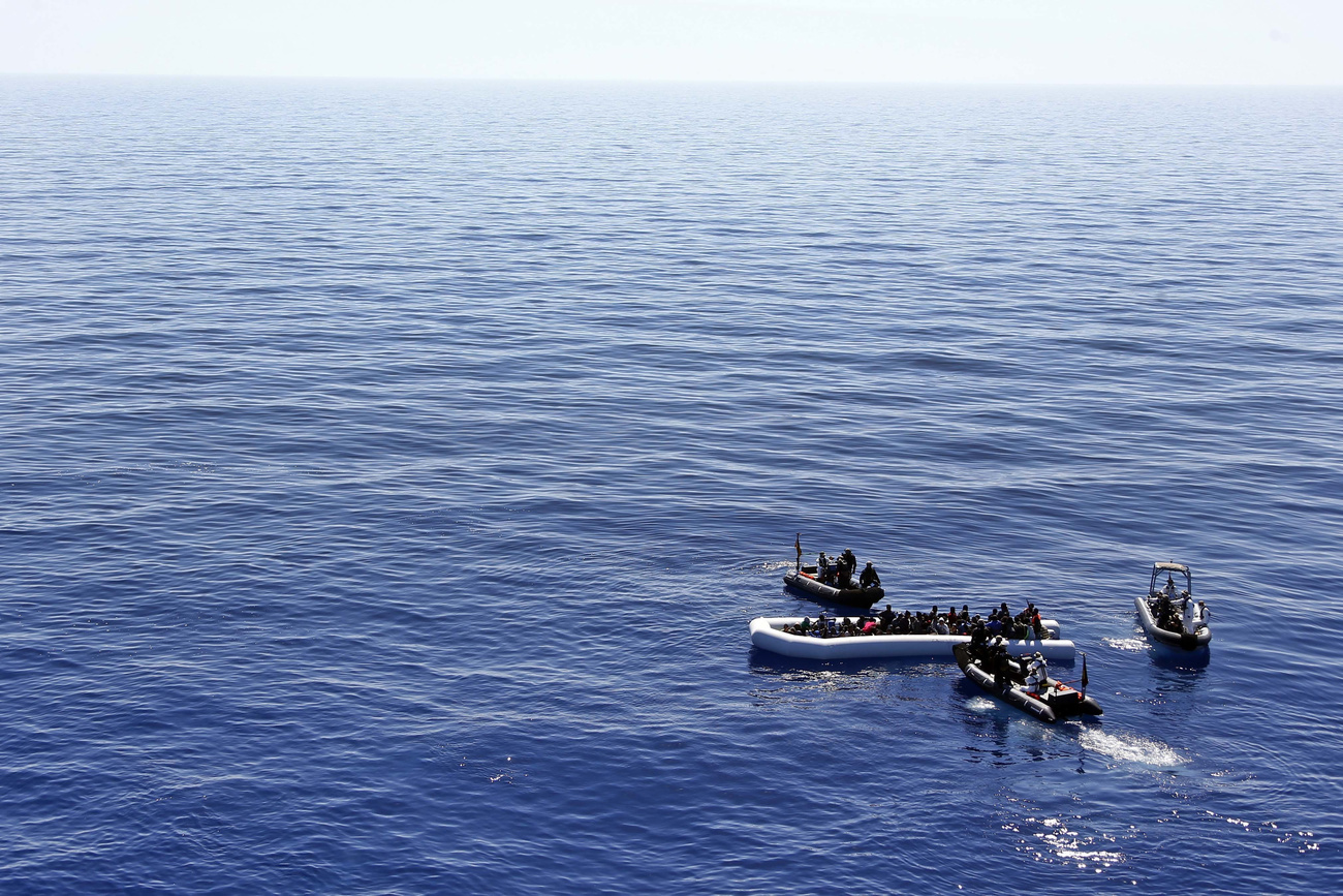 barca con migrantes en el Mediterráneo