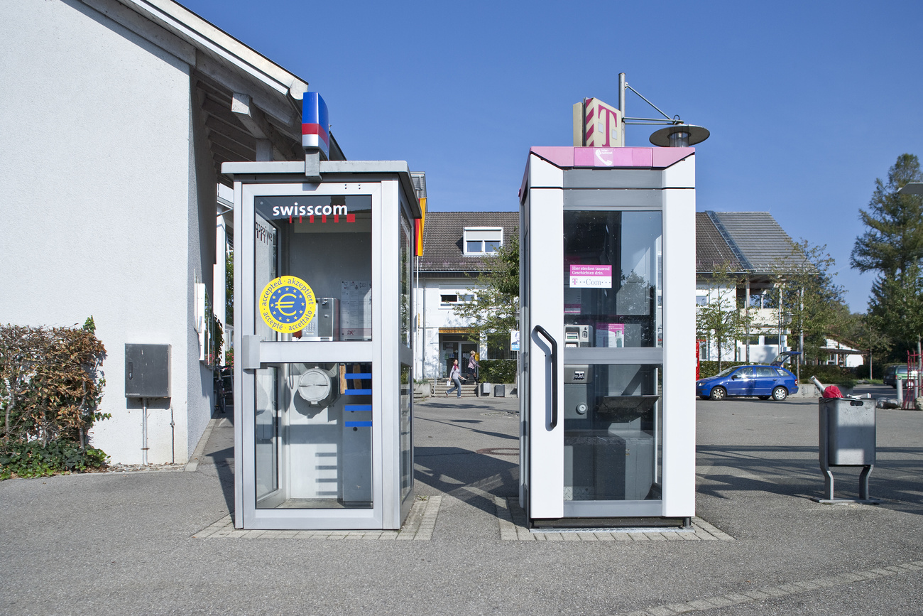 Zwei unterschiedliche Telefonkabinen