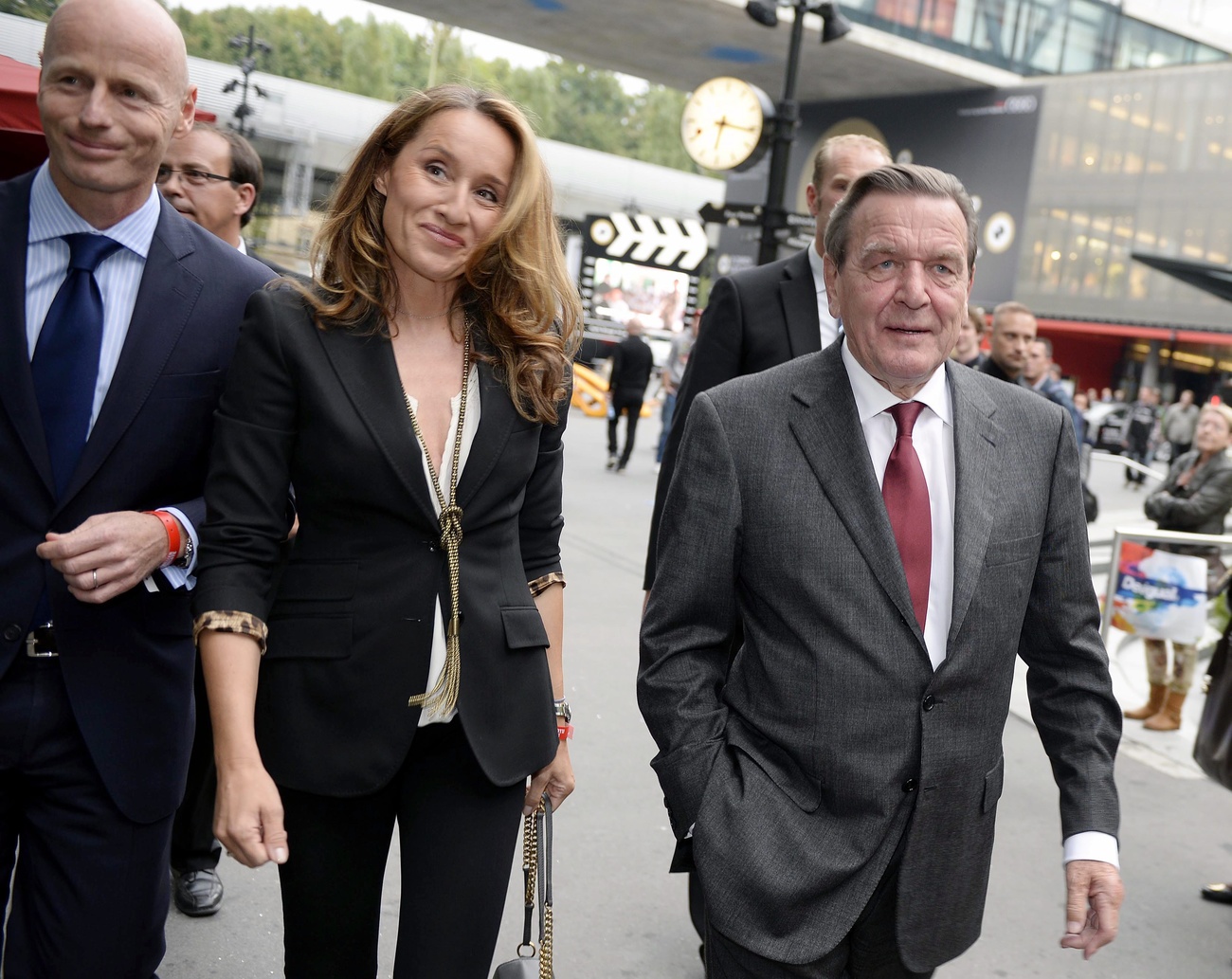 Schröder (derecha) con el director general de Ringier, Marc Walder, y su esposa en un festival de cine en Zúrich en 2013