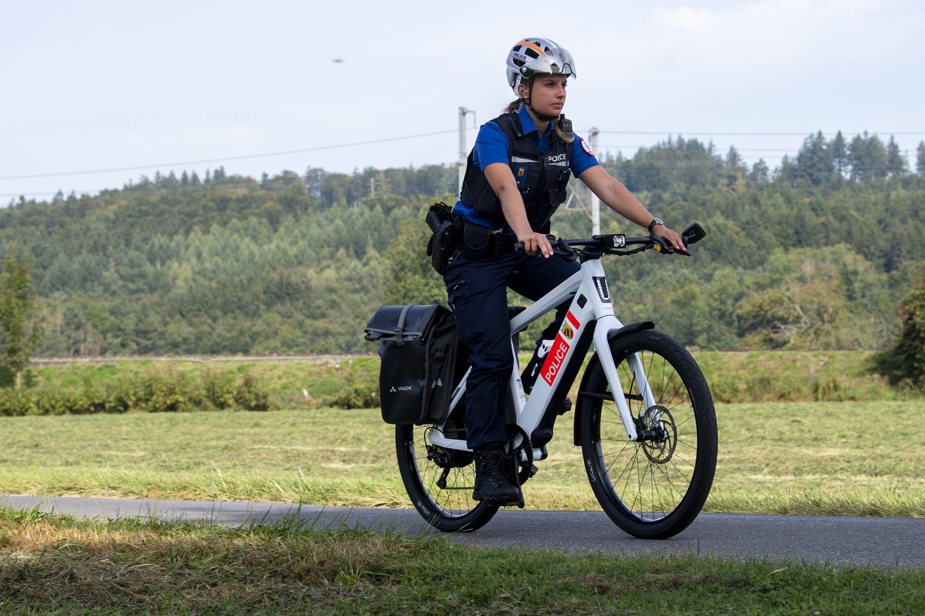Polizistin auf E-Bike