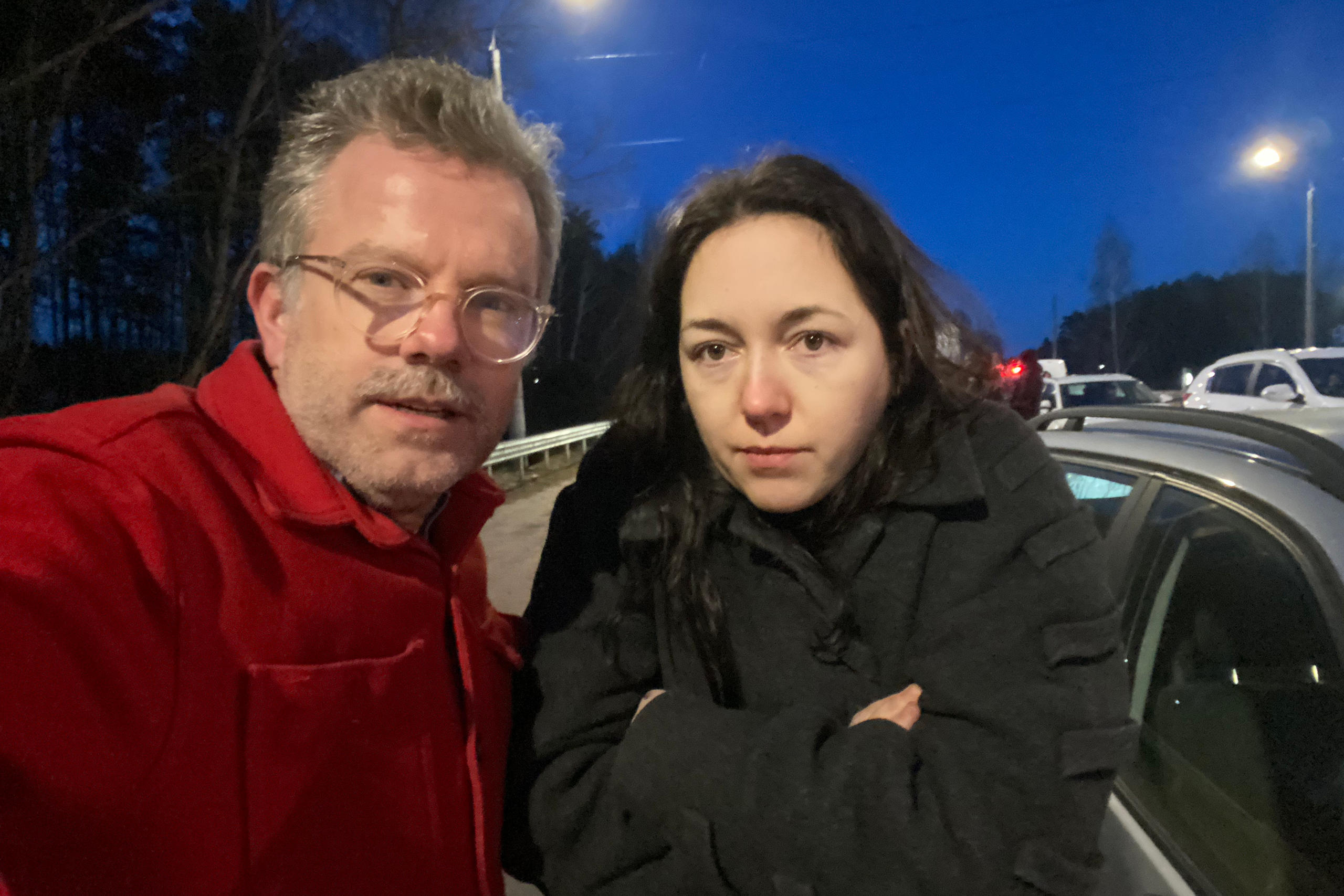 Couple devant une voiture.