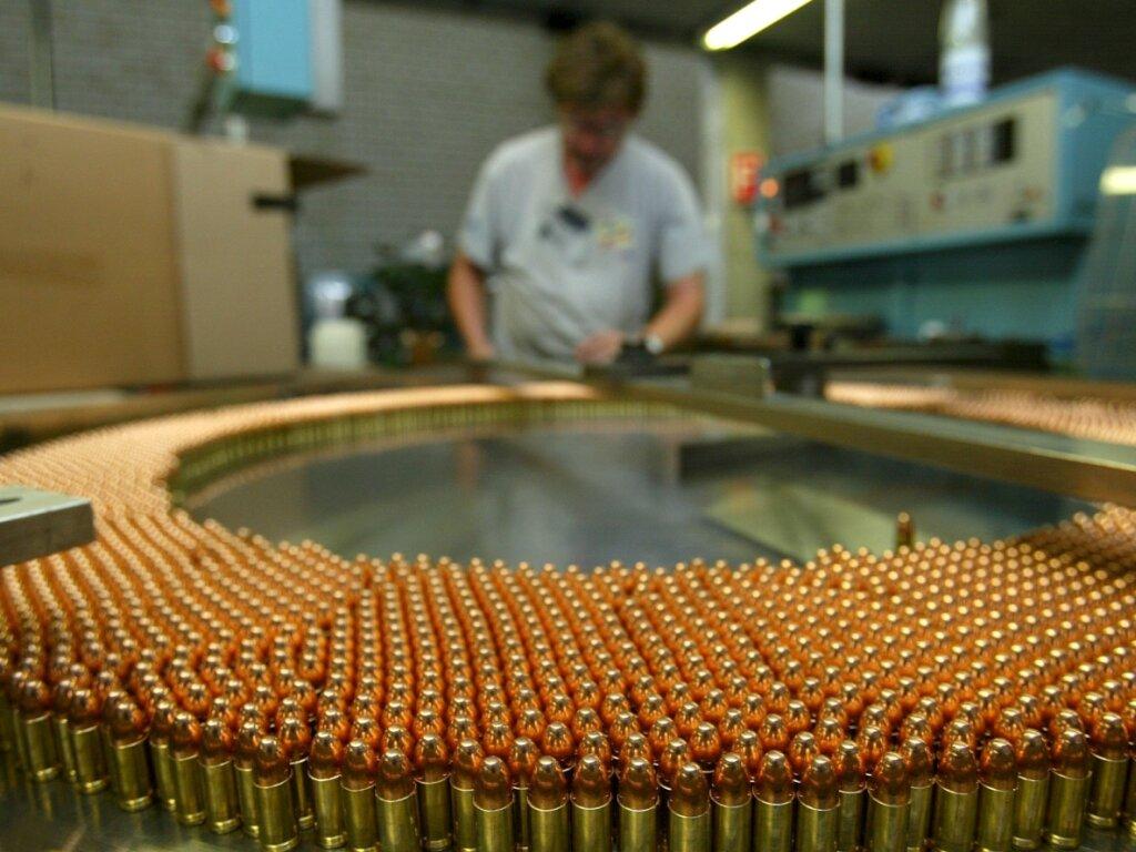 Ein Mann prüft Munition