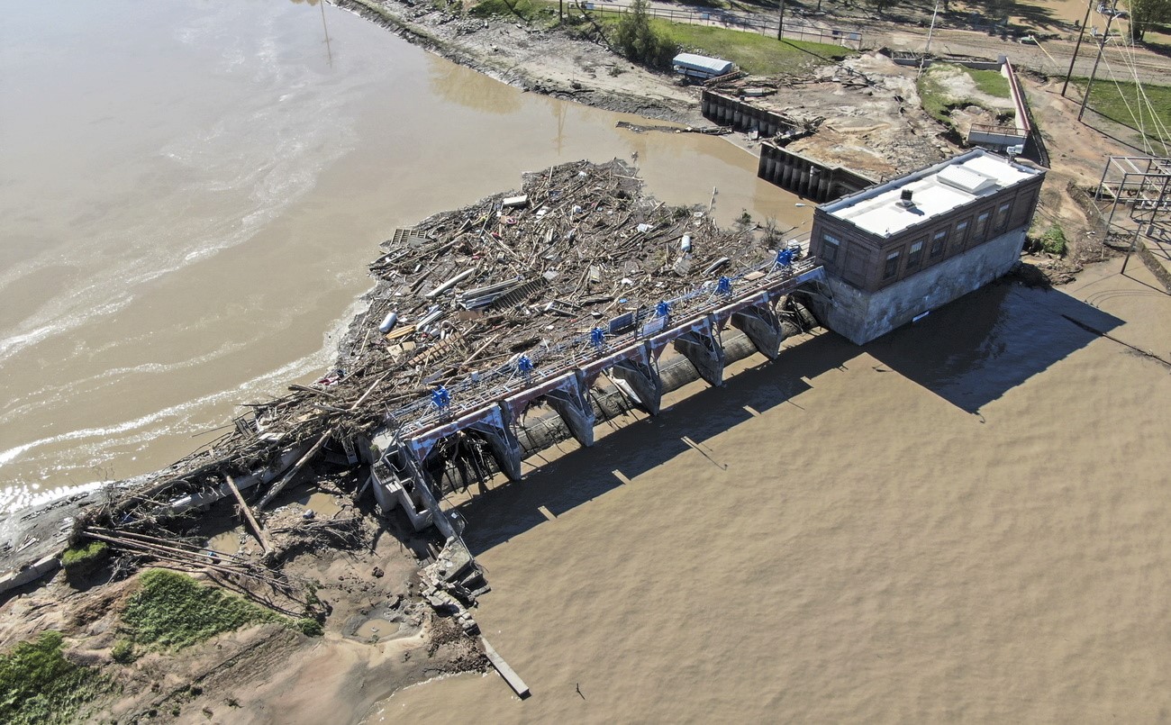 Des amas de bois bloqués contre un barrage.