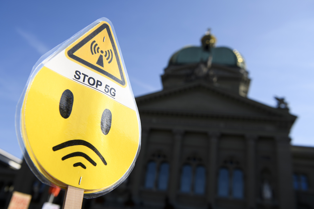 Un cartello contro il 5G in una manifestazione in Piazza federale