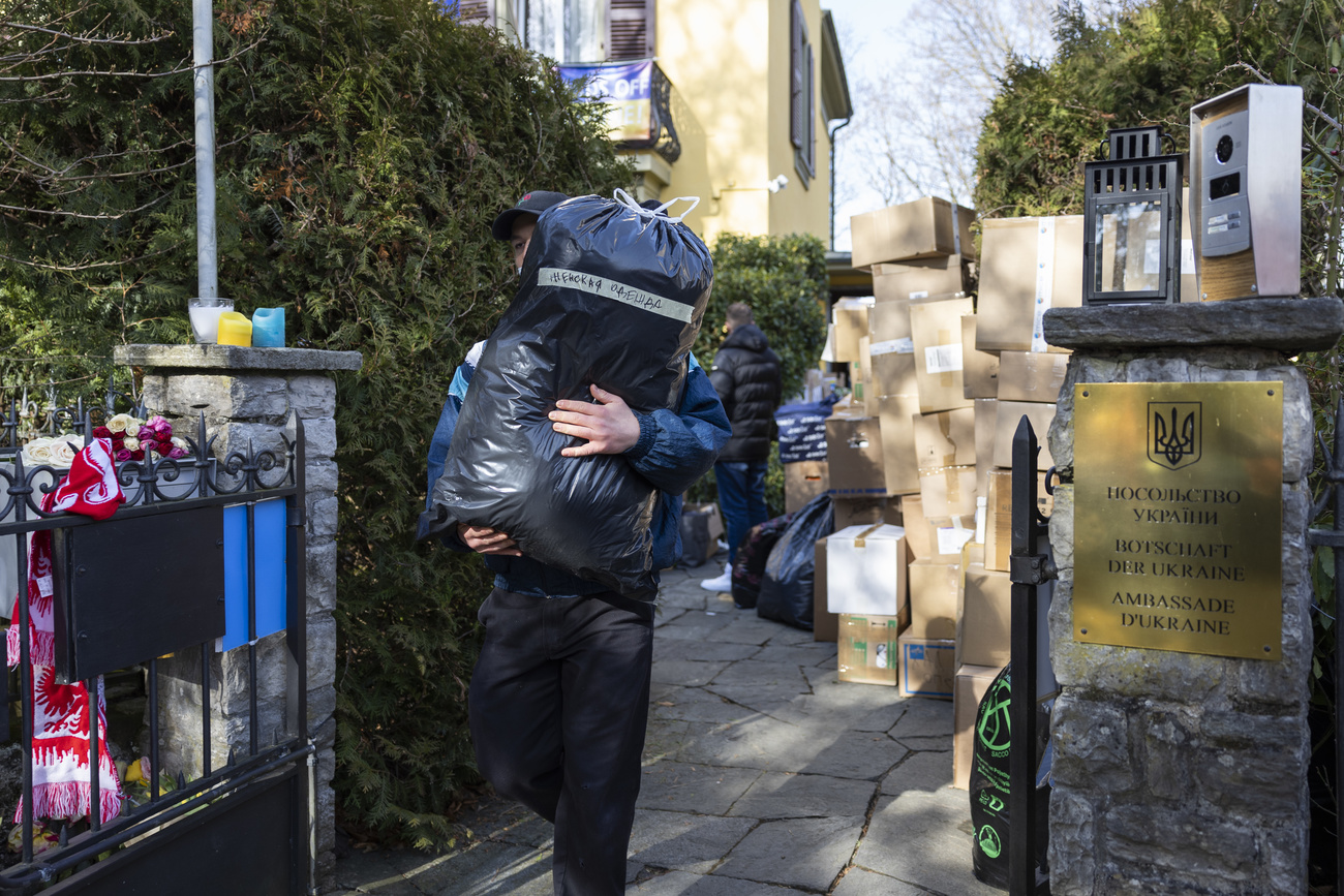 ベルンのウクライナ大使館に直接預けられた支援物資を運ぶ人たち　