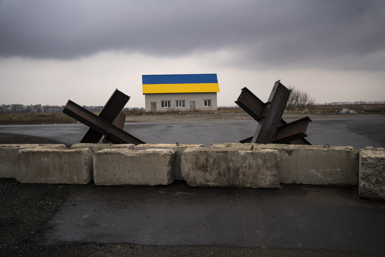 Una barriera contro i carri armati in un villaggio appena fuori Kiev.