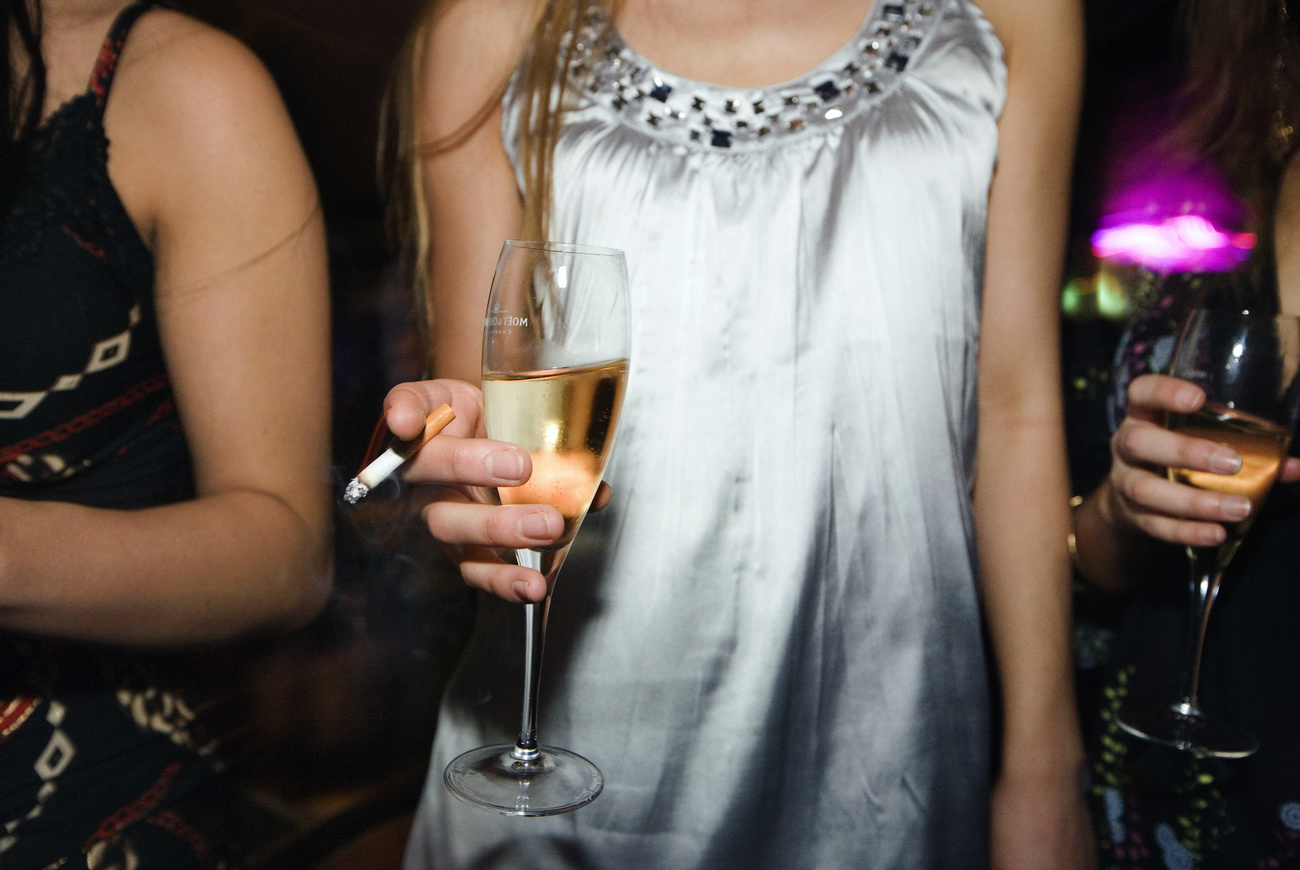 Menina segurando copo de vinho e cigarro