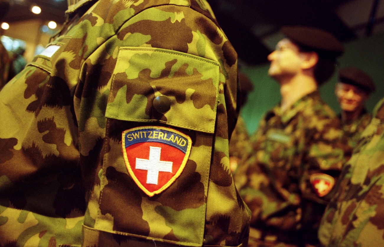 لباس عسكري عليه علم سويسرا