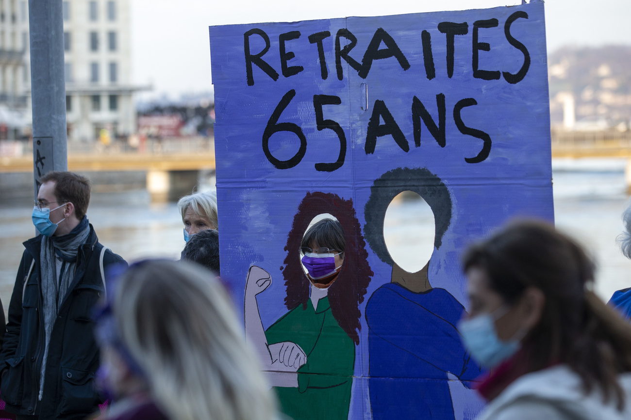 Un cartellone che manda al diavolo la pensione a 65 anni per le donne.