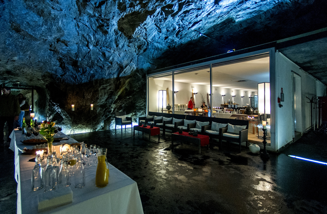 Table avec des verres dans une ancienne fortification alpine