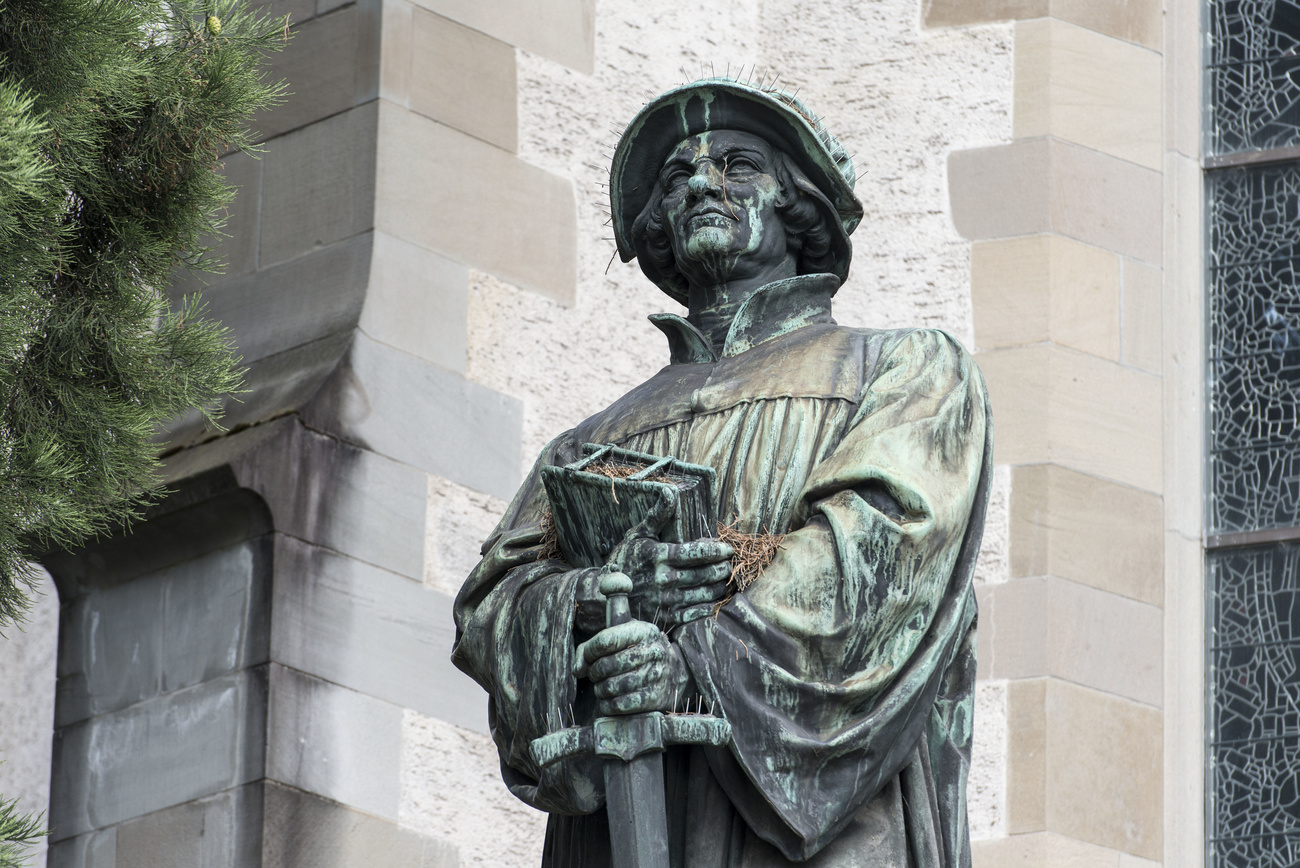 Statue d un homme avec une Bible et une épée