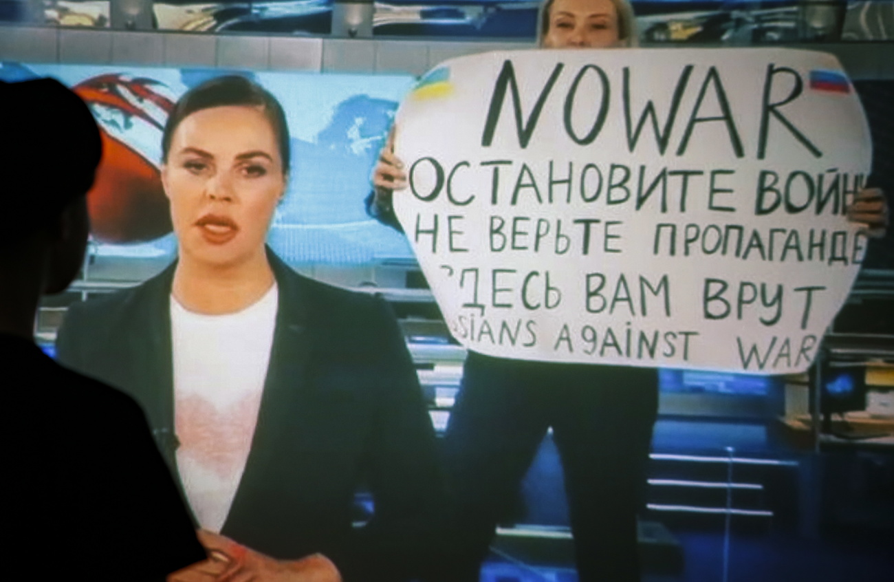 记者玛丽娜·奥夫西安尼科娃在国营电视台上抗议俄罗斯的假资讯