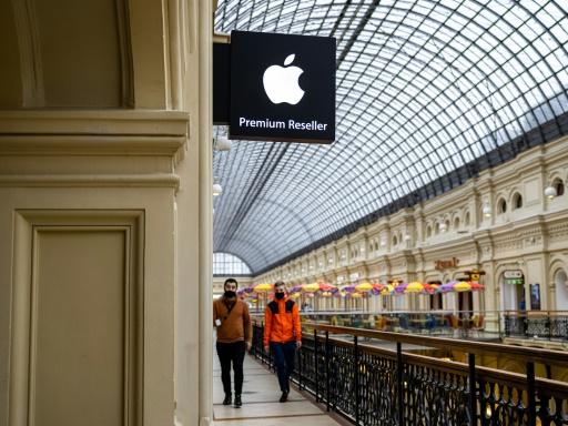Apple anuncia que suspende las ventas de sus productos en Rusia - SWI ...