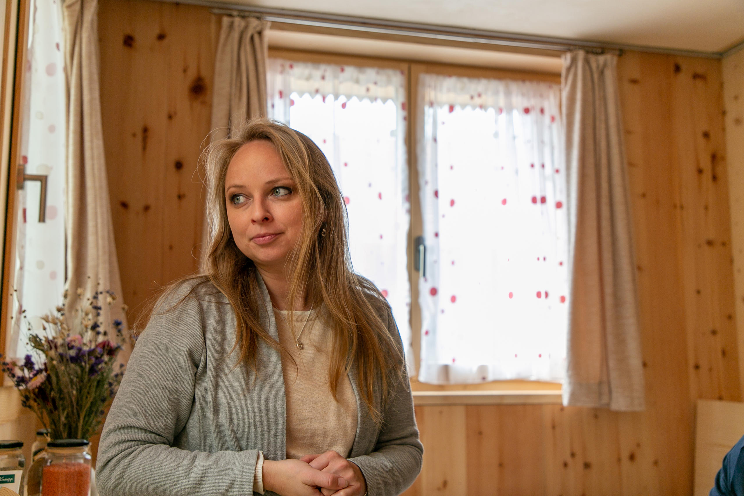 donna all interno di una casa con pareti di legno