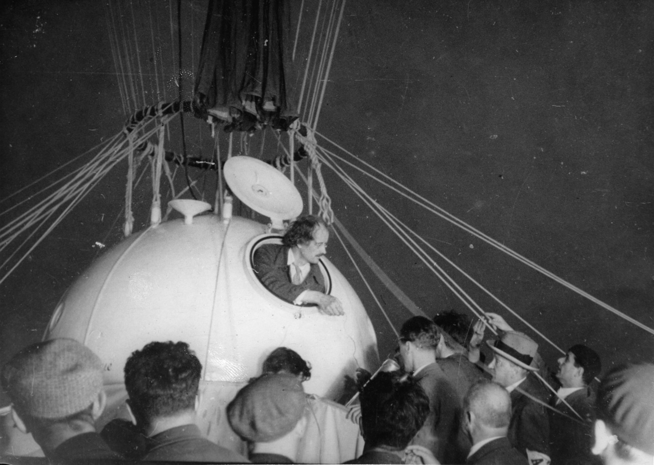Piccard schaut aus dem Ballon