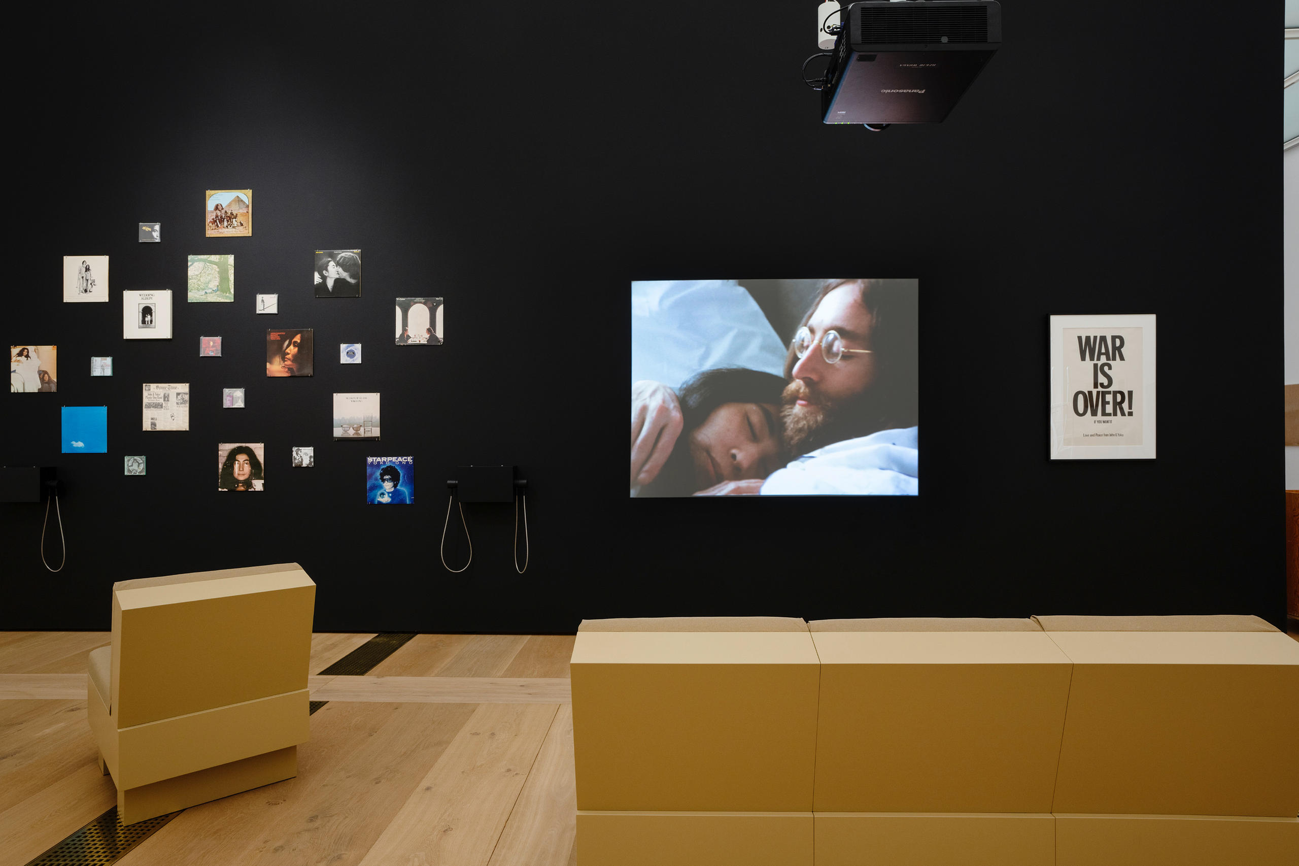 Salle dans un musée d art moderne avec des photos et des sièges