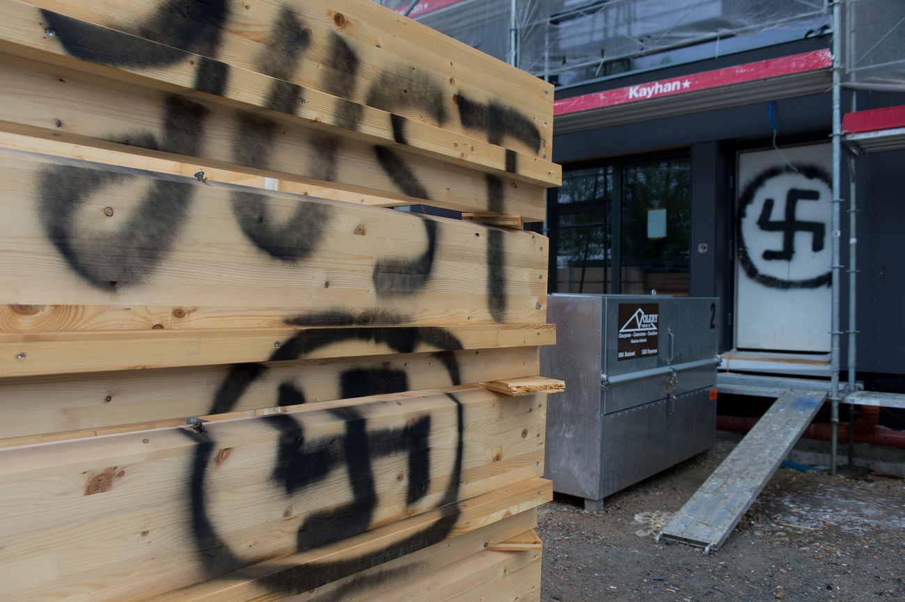 Hakenkreuz gesprayt an Wand