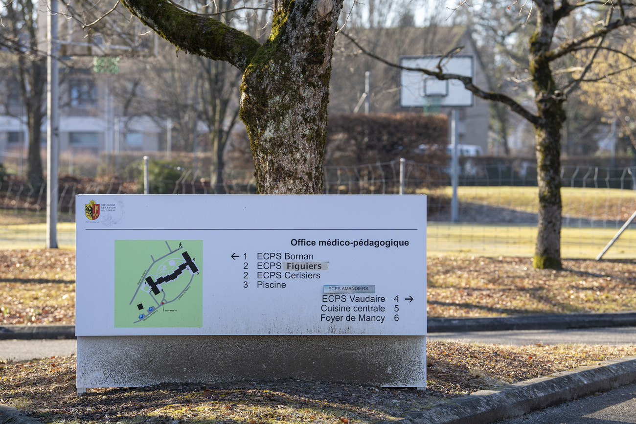 Un panneau avec un plan indique les differents offices medico-pedagogique du Centre de Mancy