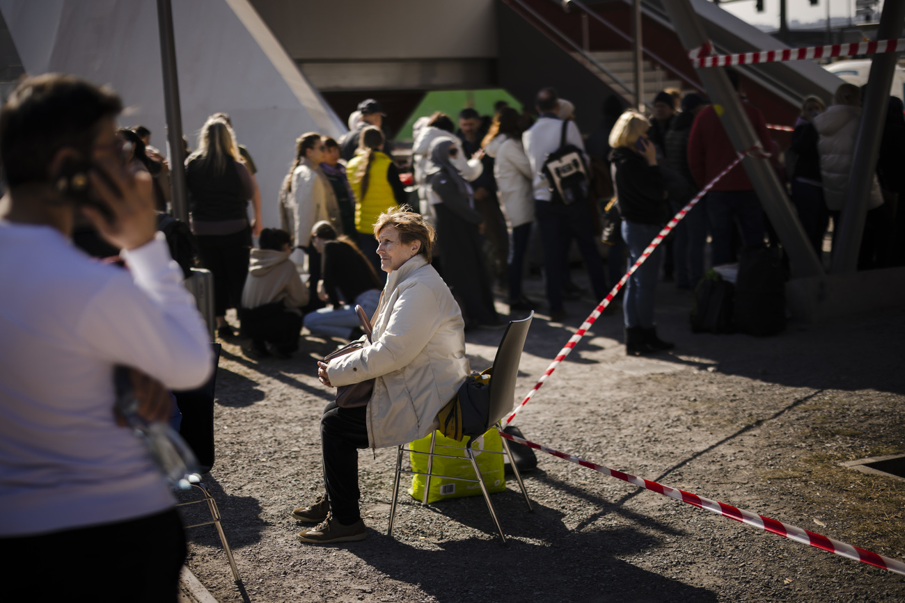 Ukrainische Flüchtlinge stehen Schlange