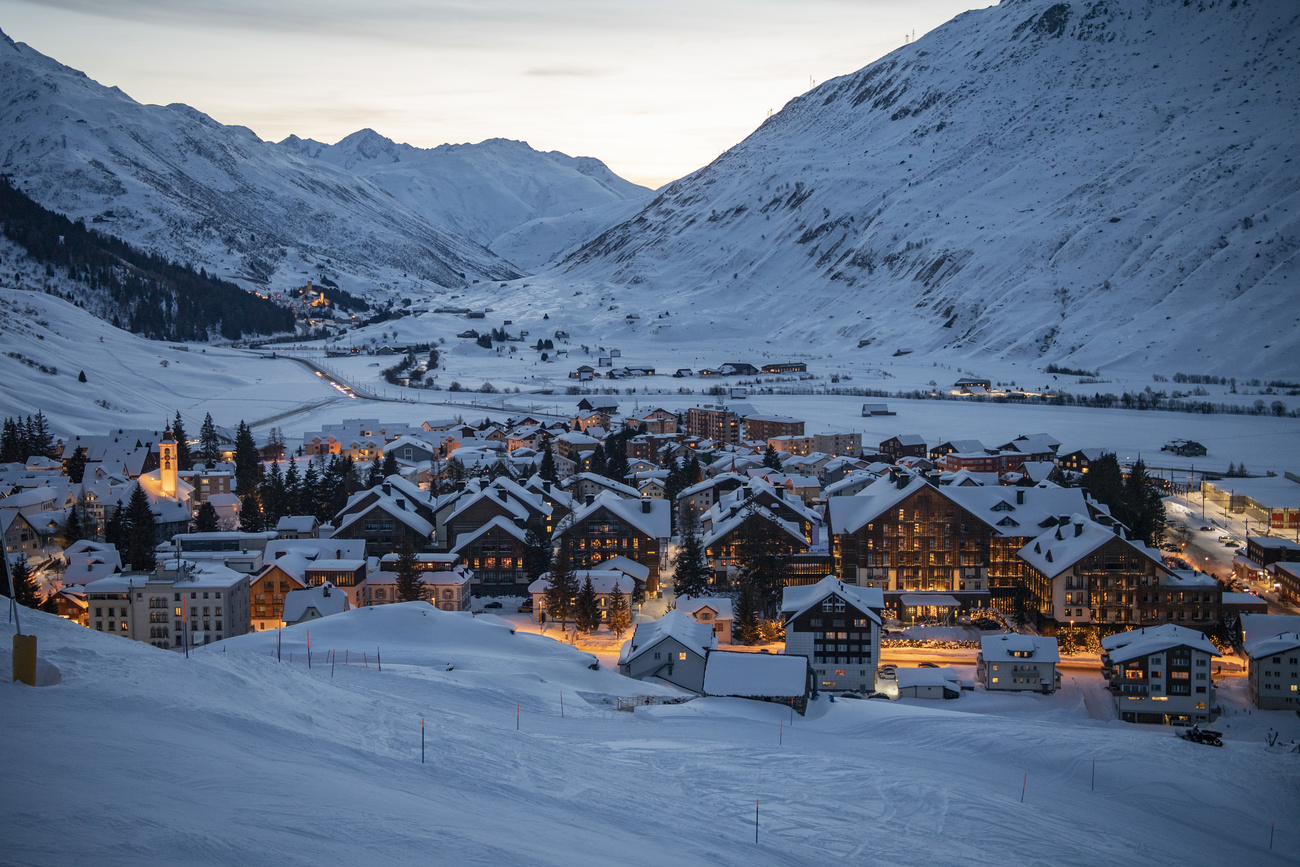 Il villaggio di Andermatt in una foto scattata all imbrunire.