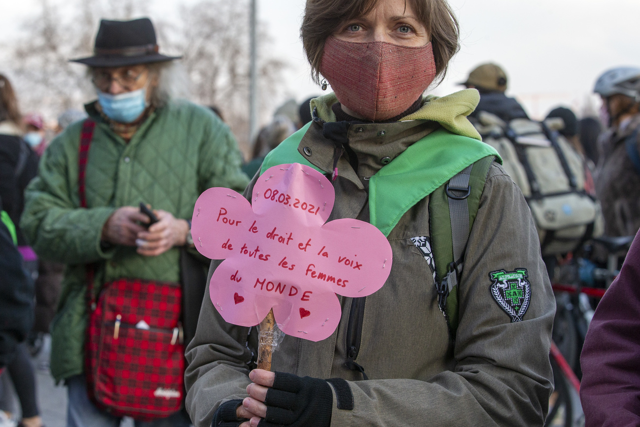 Une femme manifeste lors de la Journée internationale des femmes