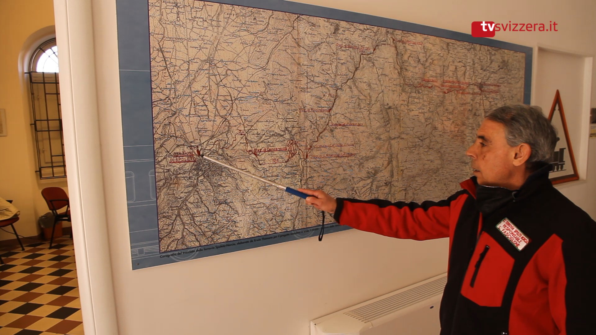 Luigi Fasciglione illustra il percorso della ferrovia.