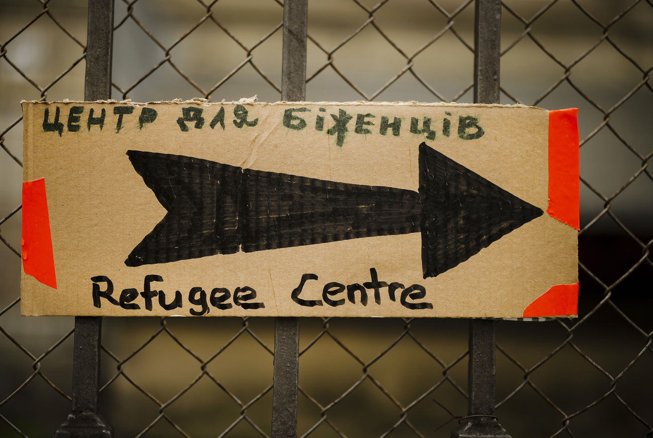 用英语和乌克兰语书写的标志牌，向人们指明了前往苏黎世一处难民接待中心的方向。