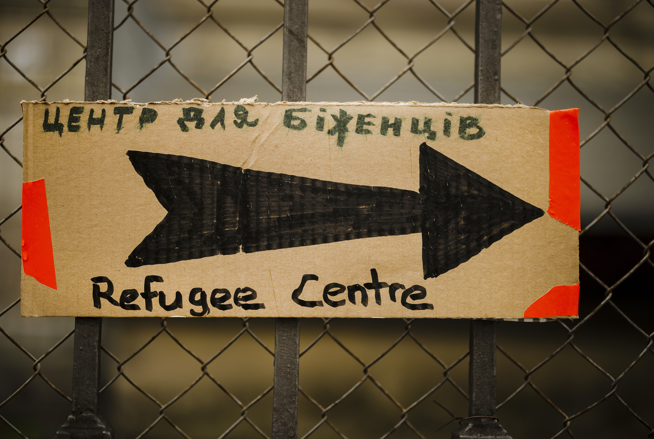 Un cartel dirige a la gente a un centro de refugiados en Zúrich