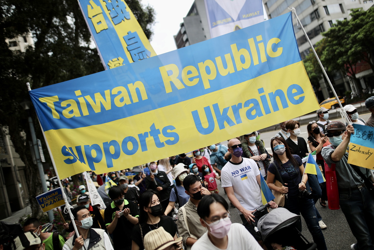 Una manifestazione a Taipei in sostegno dell Ucraina.