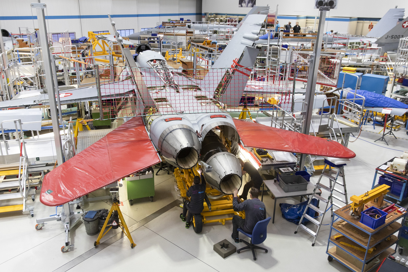 Trabajos de mantenimiento en un avión de combate