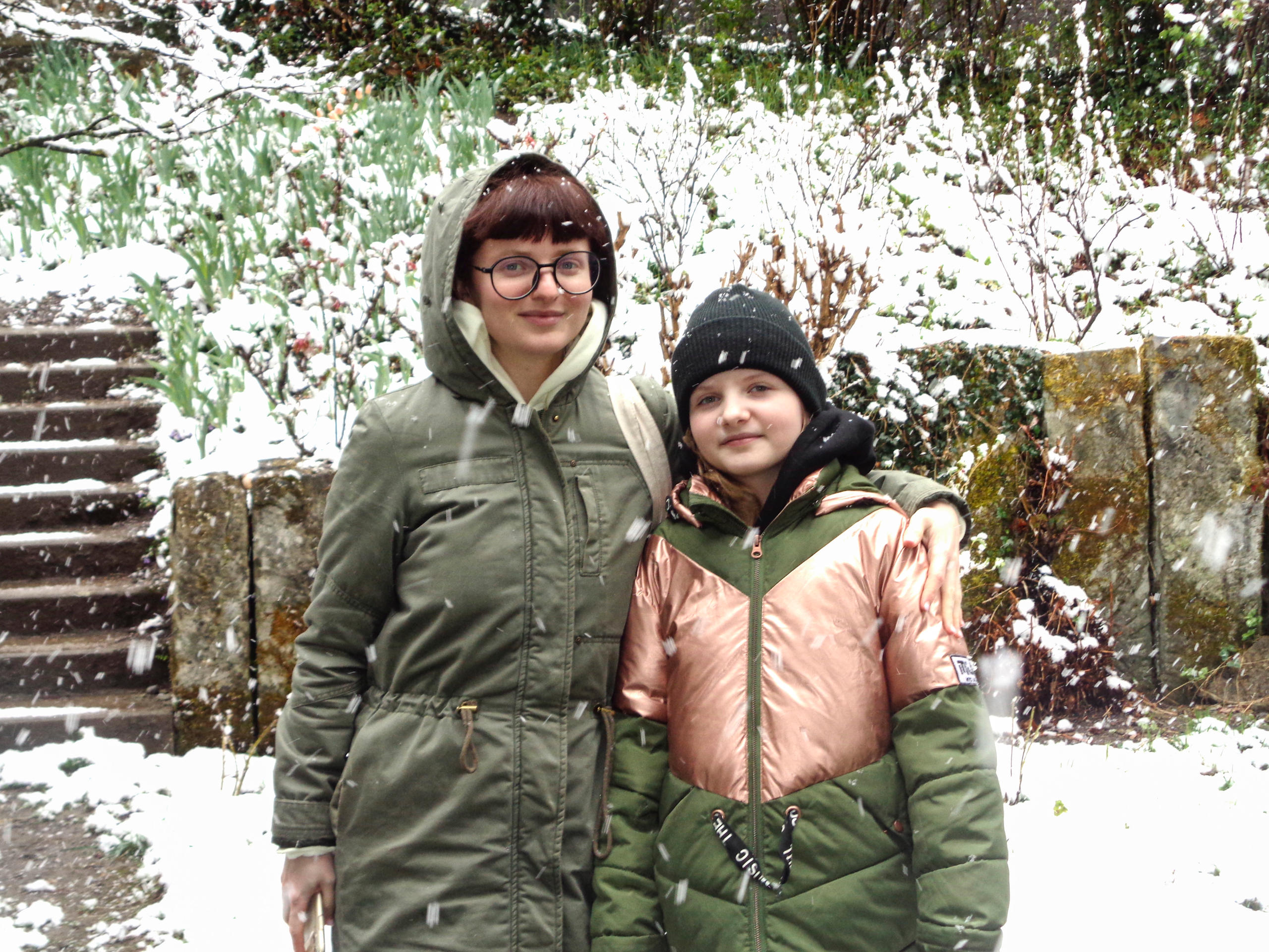 Une femme et sa fille dans la neige