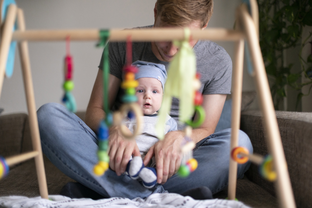 bebè sulle ginocchia del padre
