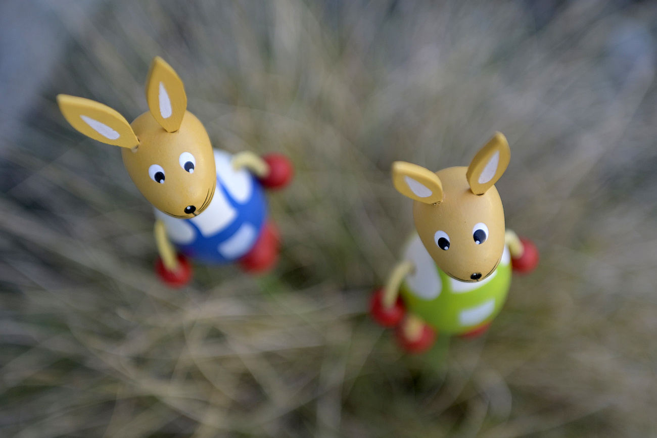 Zwei Osterhasen aus Holz