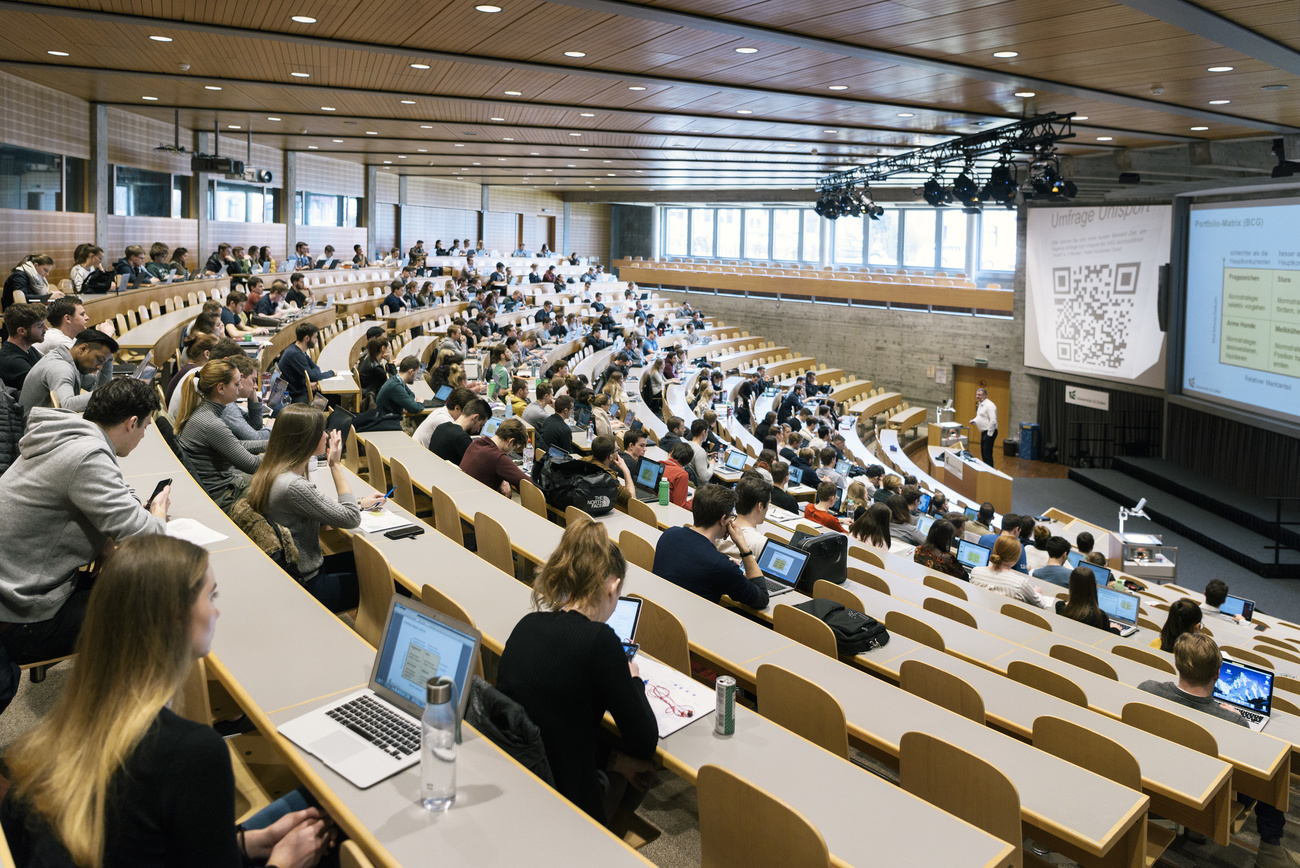 estudiantes de universidad en un aula enorme