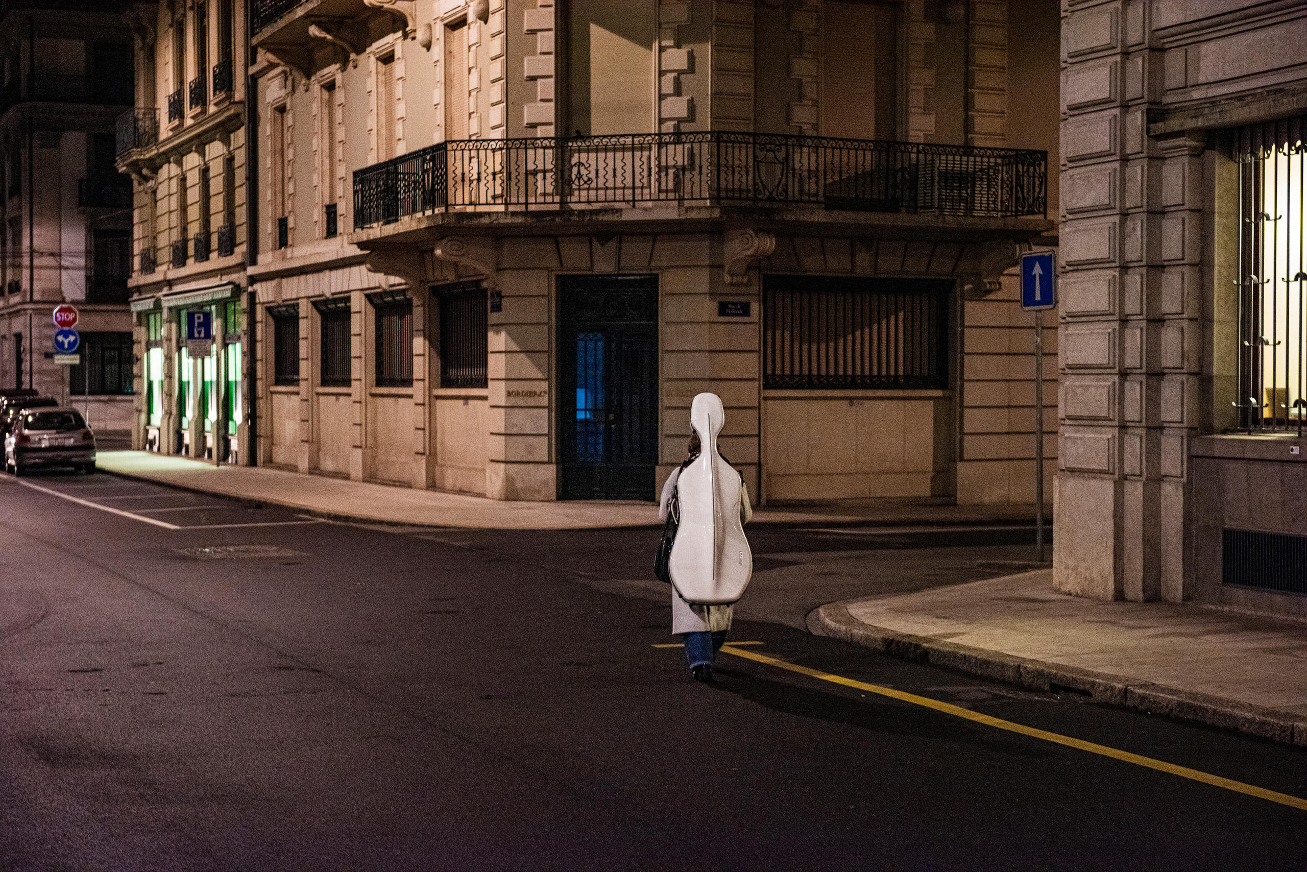 custodia di un violoncello in una strada di notte